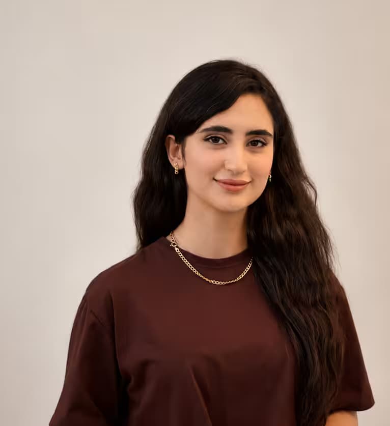 تصویرسازی Teacher Kimia پشت میز کارش